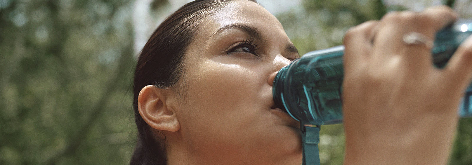 Vrouw lacht tijdens het avondeten, gebarend met haar handen Vrouw lacht tijdens het avondeten, gebarend met haar handen